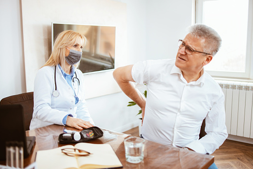 Muž s akutním a chronickým onemocněním ledvin u doktorky